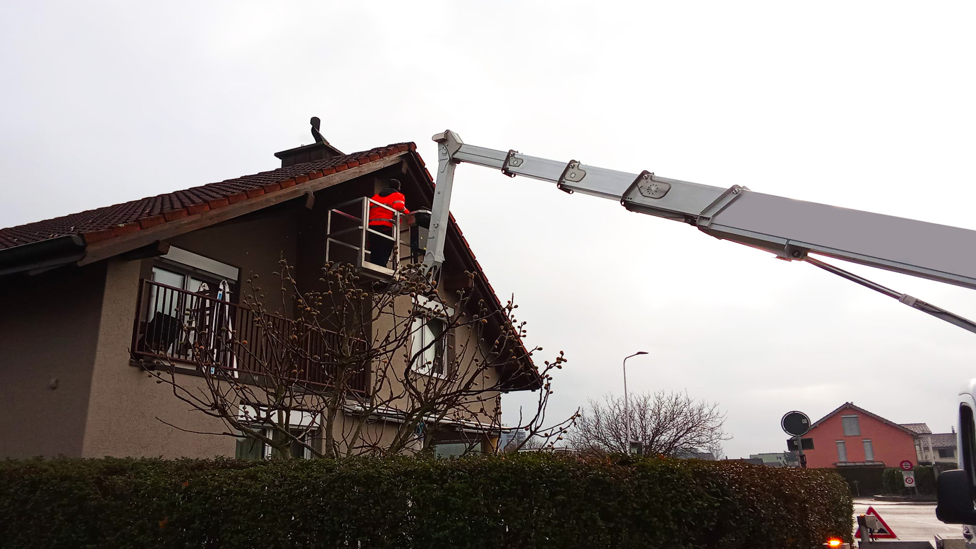 Wohnhaus mit Dachkante als typischer Einsatzbereich für die professionelle Taubenabwehr in Aarau