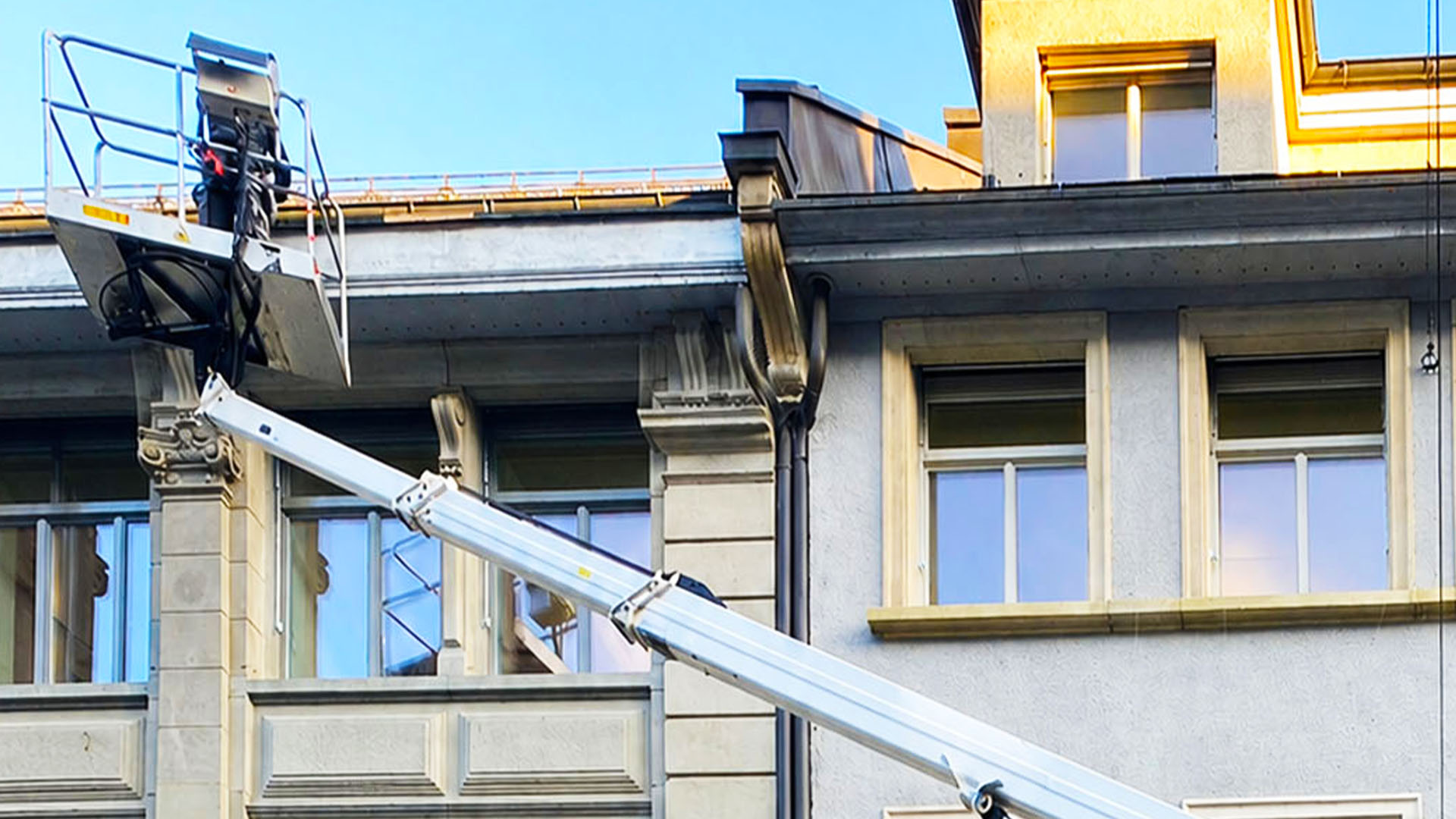 Gewerbegebäude oder Fassade als typischer Einsatzbereich für die professionelle Taubenabwehr in Baar