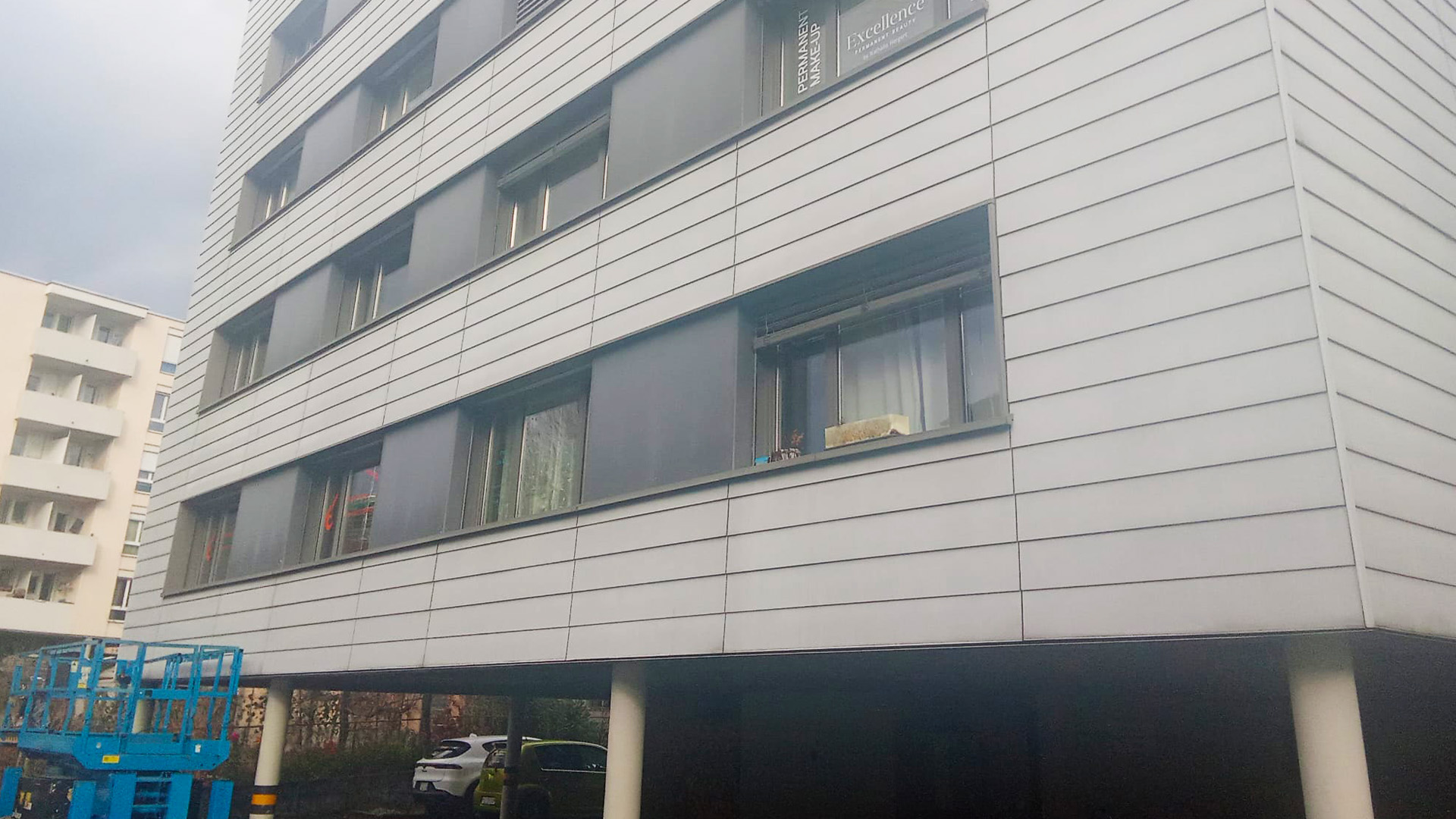 Mehrfamilienhaus mit Balkonen als typischer Einsatzbereich für die professionelle Taubenabwehr in Baden
