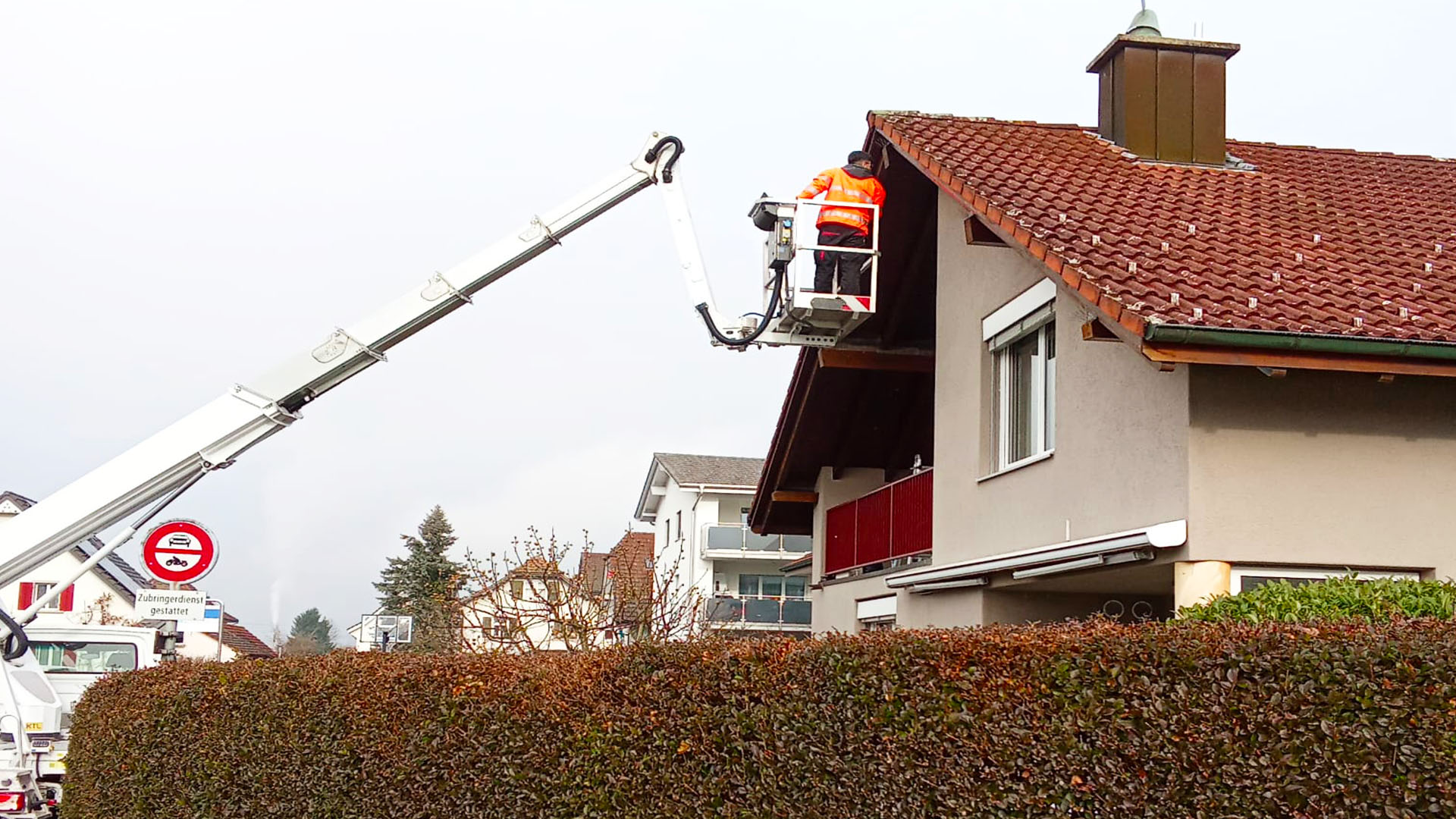 Wohnhaus mit Dachkante als typischer Einsatzbereich für die professionelle Taubenabwehr in Baden