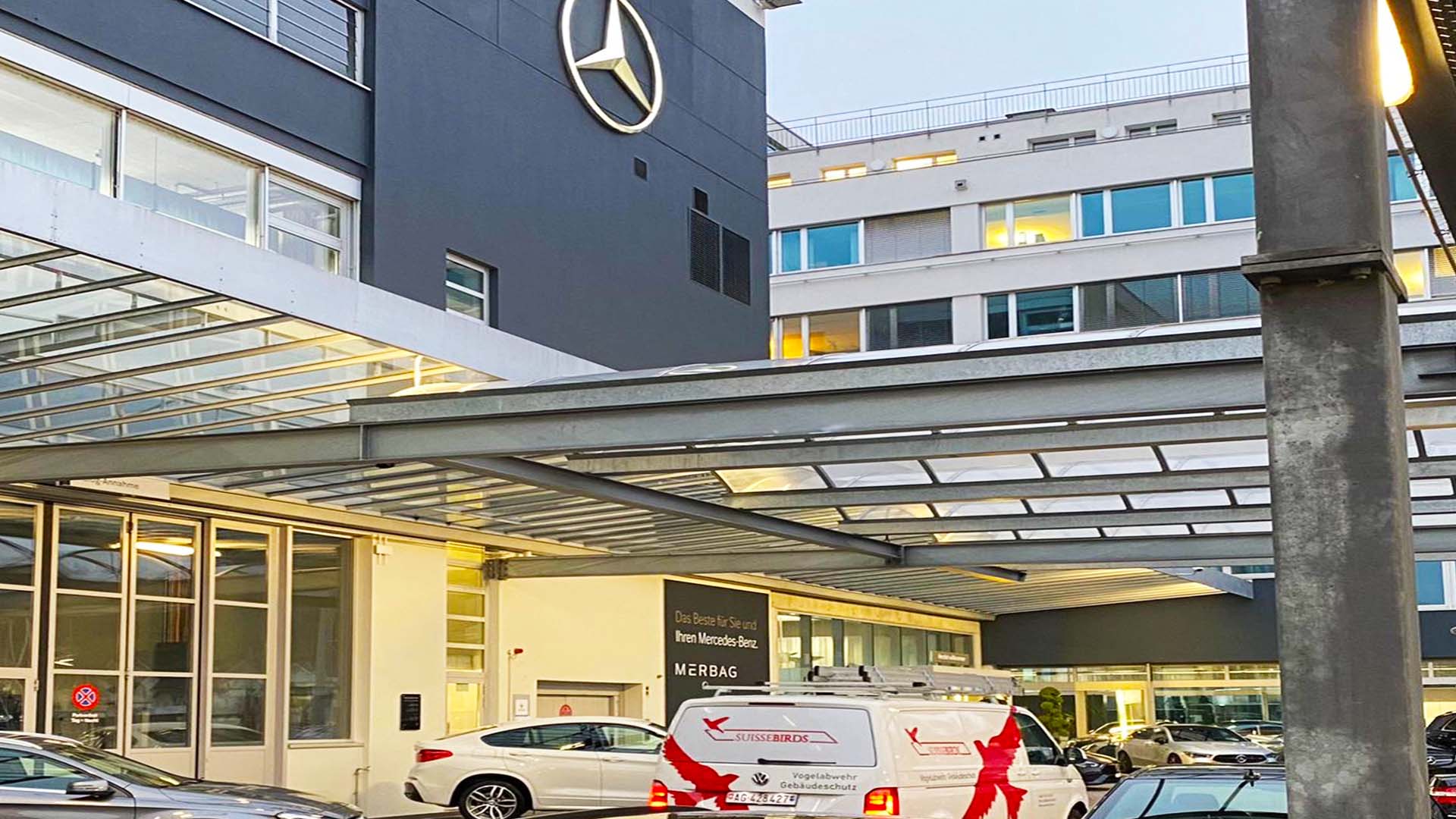 Suisse-Birds-Servicefahrzeug vor einem Gewerbegebäude als visueller Kontext für die professionelle Taubenabwehr in Basel Land