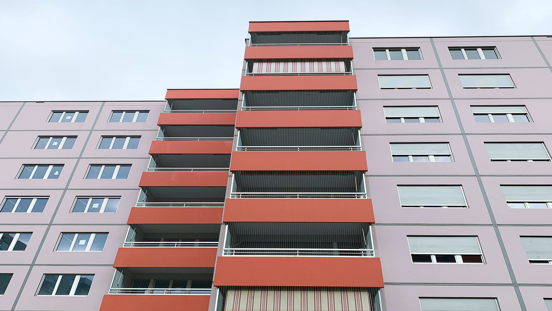 Mehrfamilienhaus mit Balkonen als typischer Einsatzbereich für die professionelle Taubenabwehr in Bern