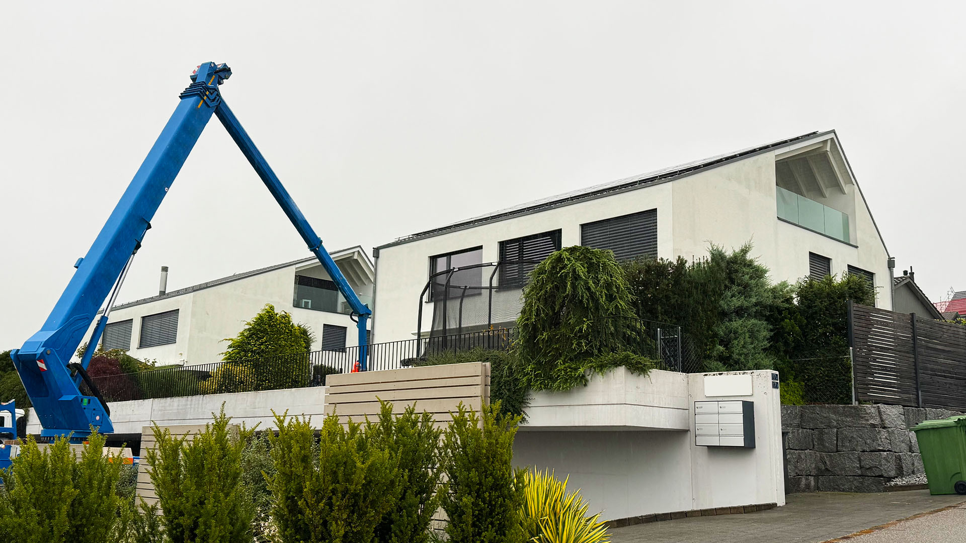 Wohnhaus mit Dachkante als typischer Einsatzbereich für die professionelle Taubenabwehr in Bern