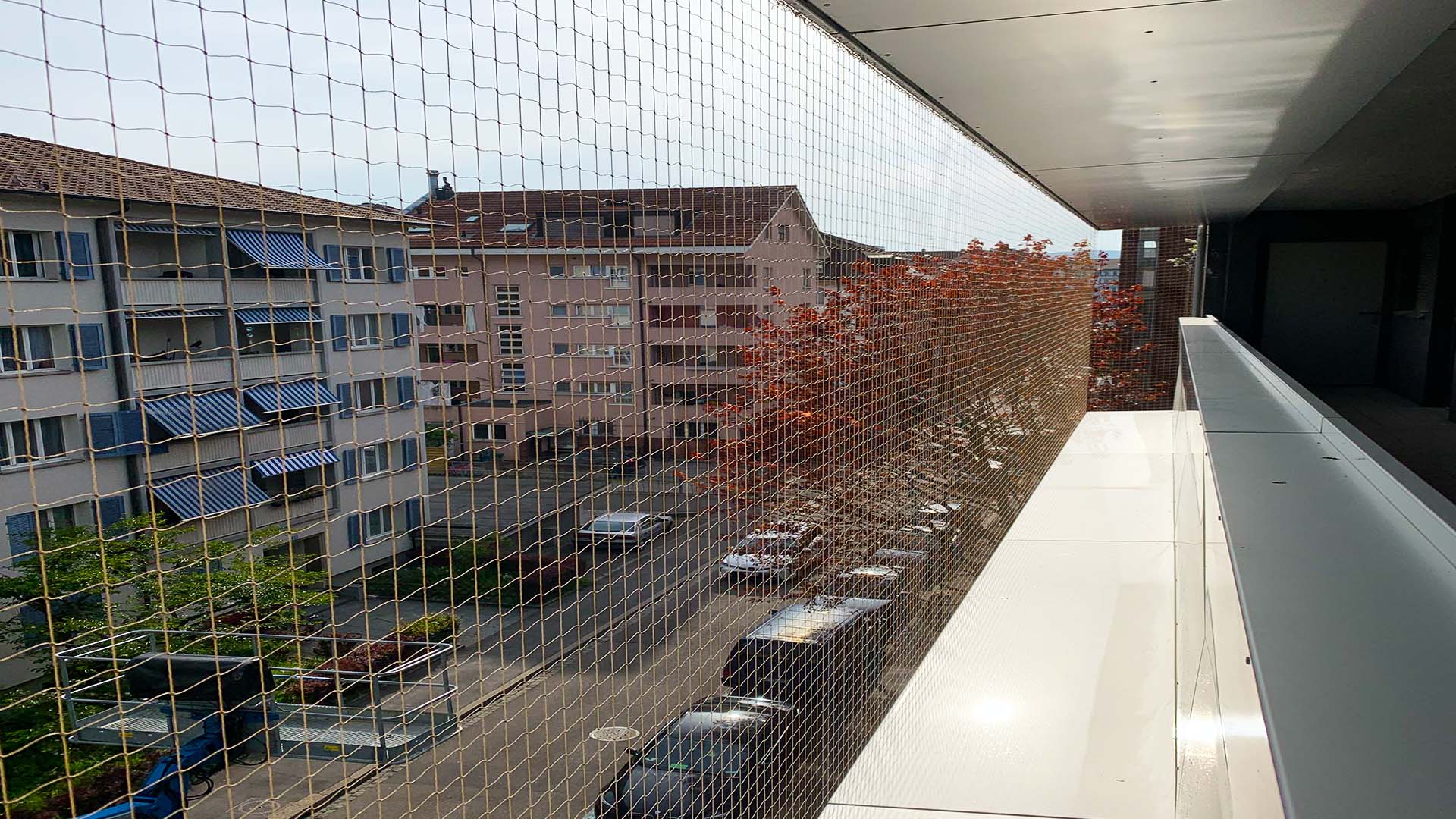 Mehrfamilienhaus mit Balkonen als typischer Einsatzbereich für die professionelle Taubenabwehr in Biel