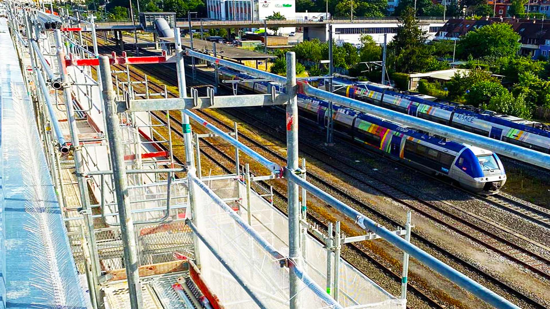 Gebäudekonstruktion an einer Verkehrsanlage als möglicher Einsatzbereich für die professionelle Taubenabwehr in Binningen