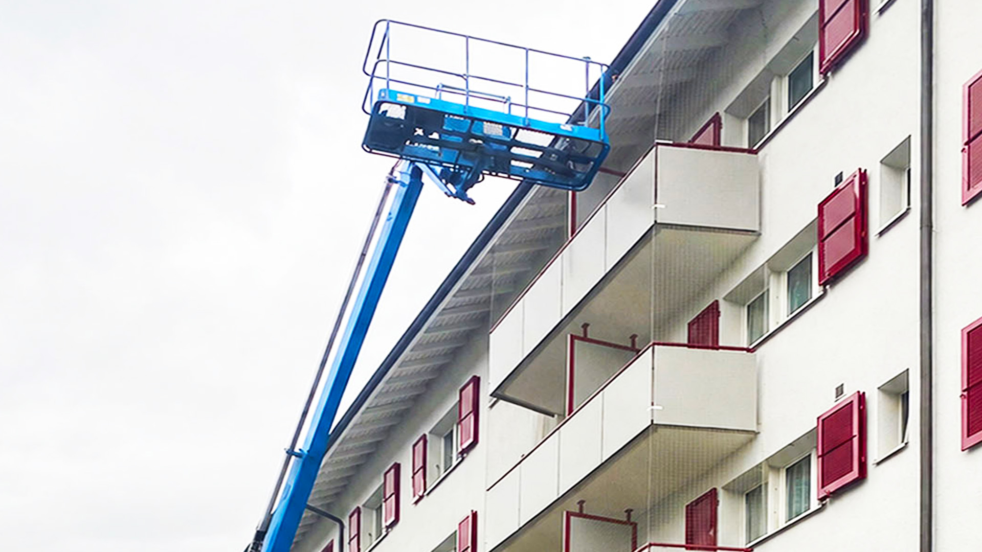 Mehrfamilienhaus mit Balkonen als typischer Einsatzbereich für die professionelle Taubenabwehr in Dietikon