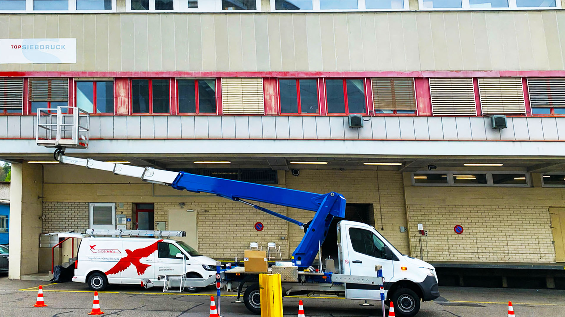 Wohnhaus mit Dachkante als typischer Einsatzbereich für die professionelle Taubenabwehr in Horgen