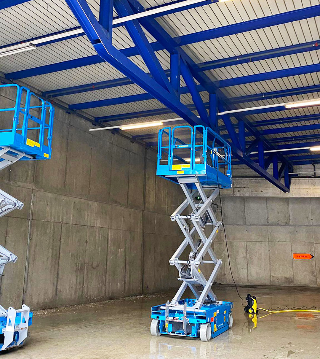 Scherenarbeitsbühnen für Arbeiten in einer Industriehalle