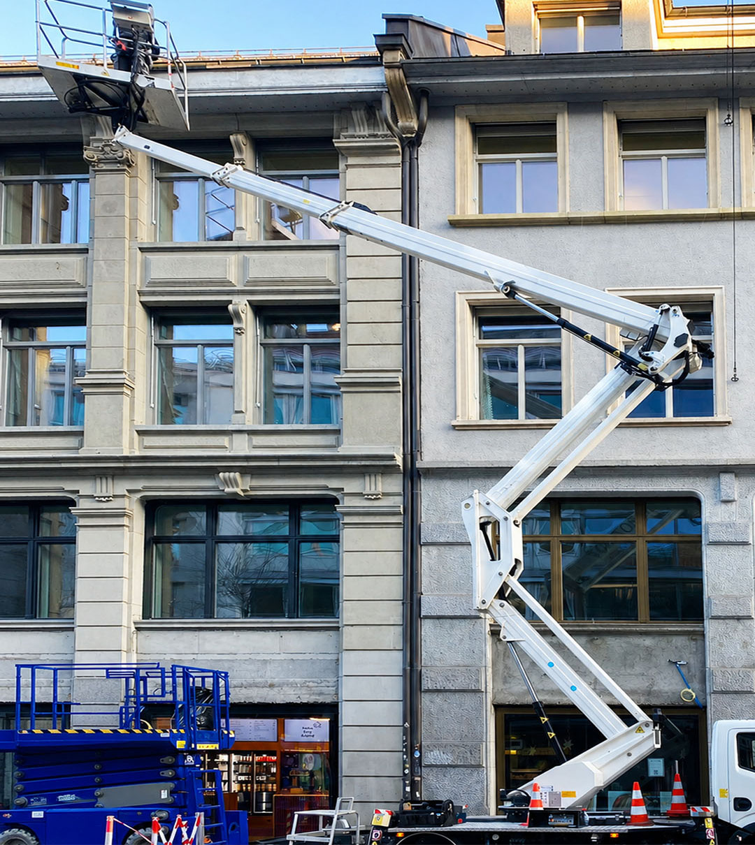 Hubarbeitsbühnen bei Arbeiten zur Vogel- und Taubenabwehr an einer mehrgeschossigen Fassade