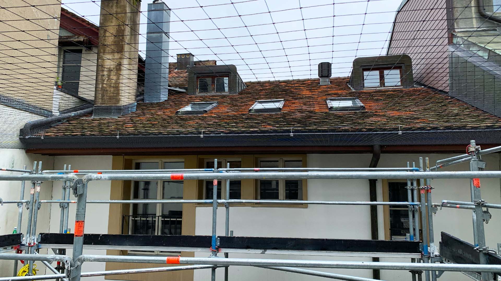 Mehrfamilienhaus mit Balkonen als typischer Einsatzbereich für die professionelle Taubenabwehr in Kriens