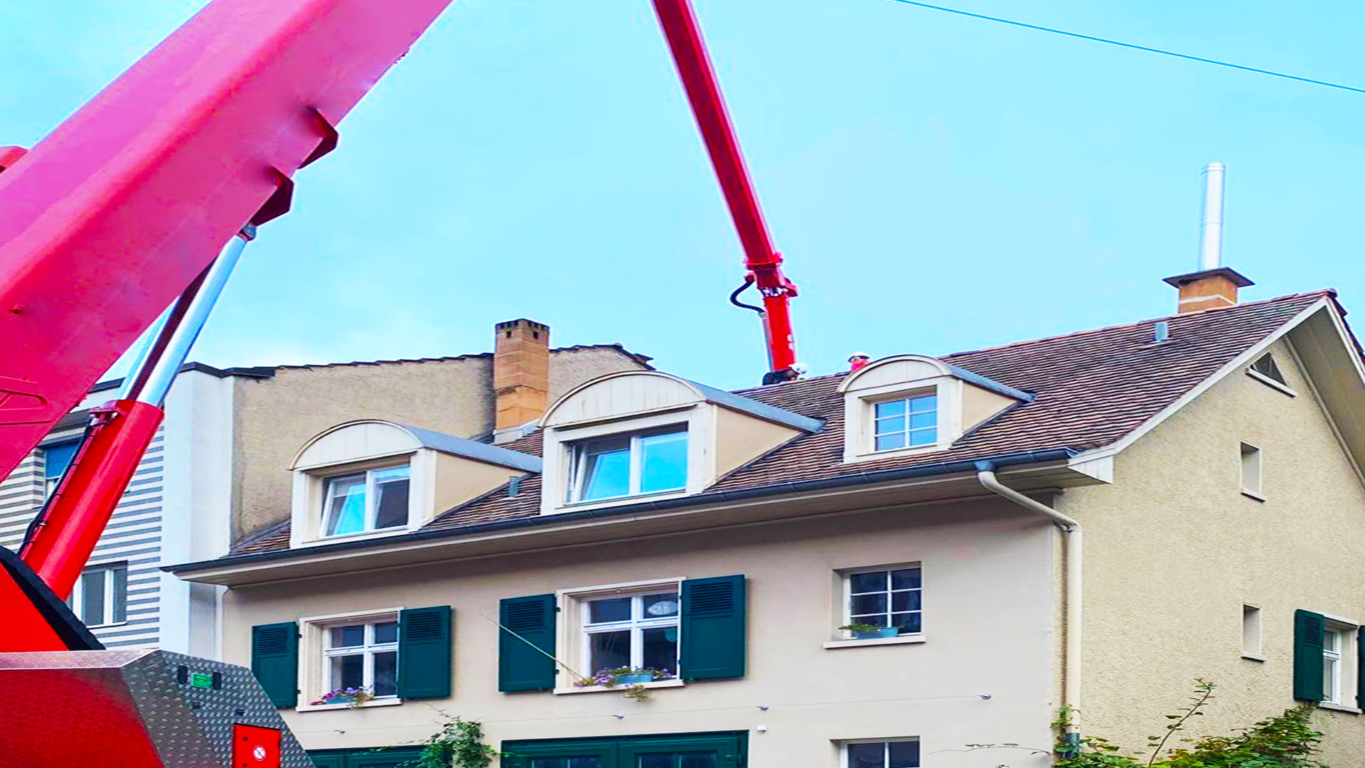 Wohnhaus mit Dachkante als typischer Einsatzbereich für die professionelle Taubenabwehr in Küssnacht