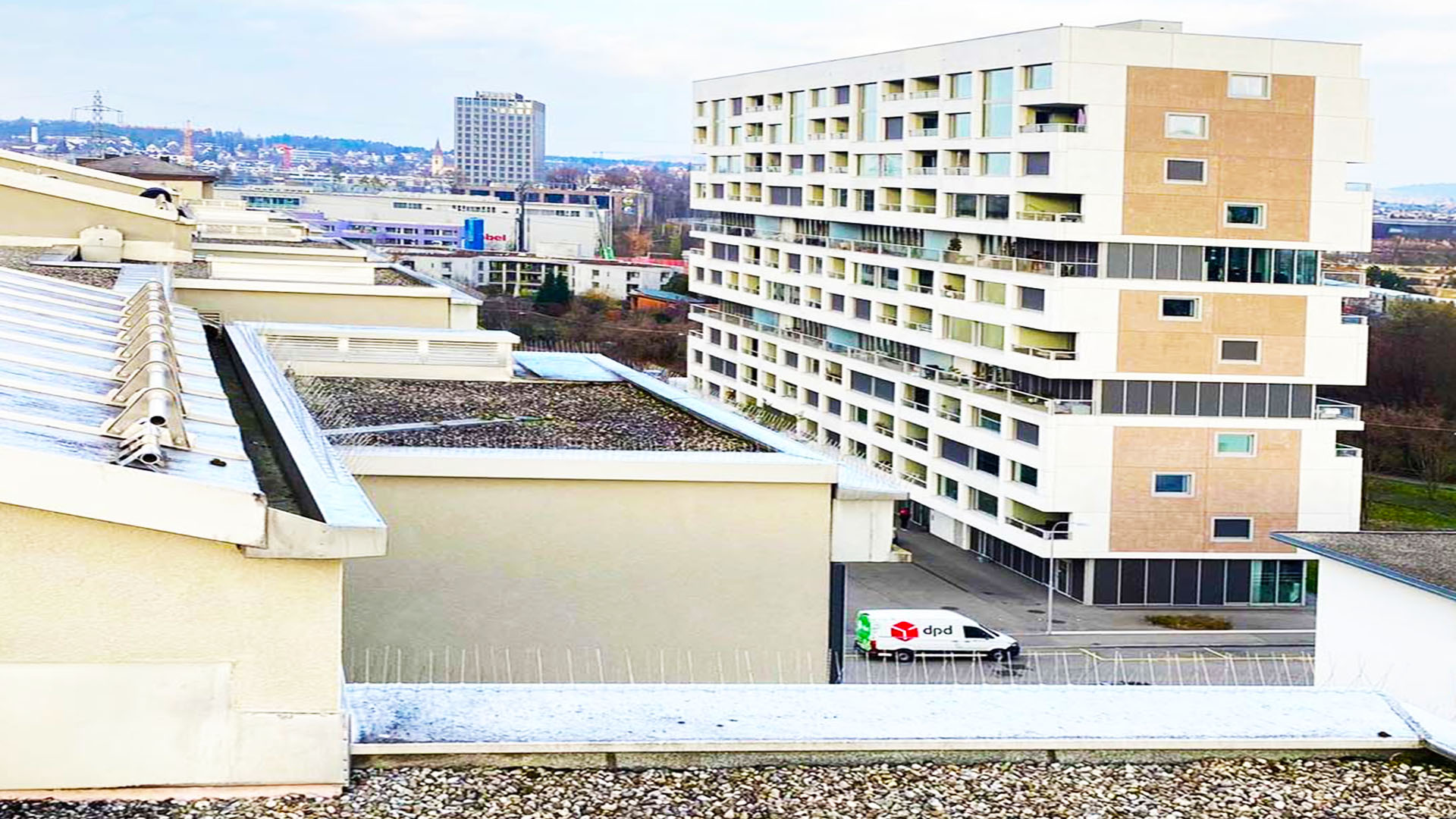 Mehrfamilienhaus mit Balkonen als typischer Einsatzbereich für die professionelle Taubenabwehr in Lachen