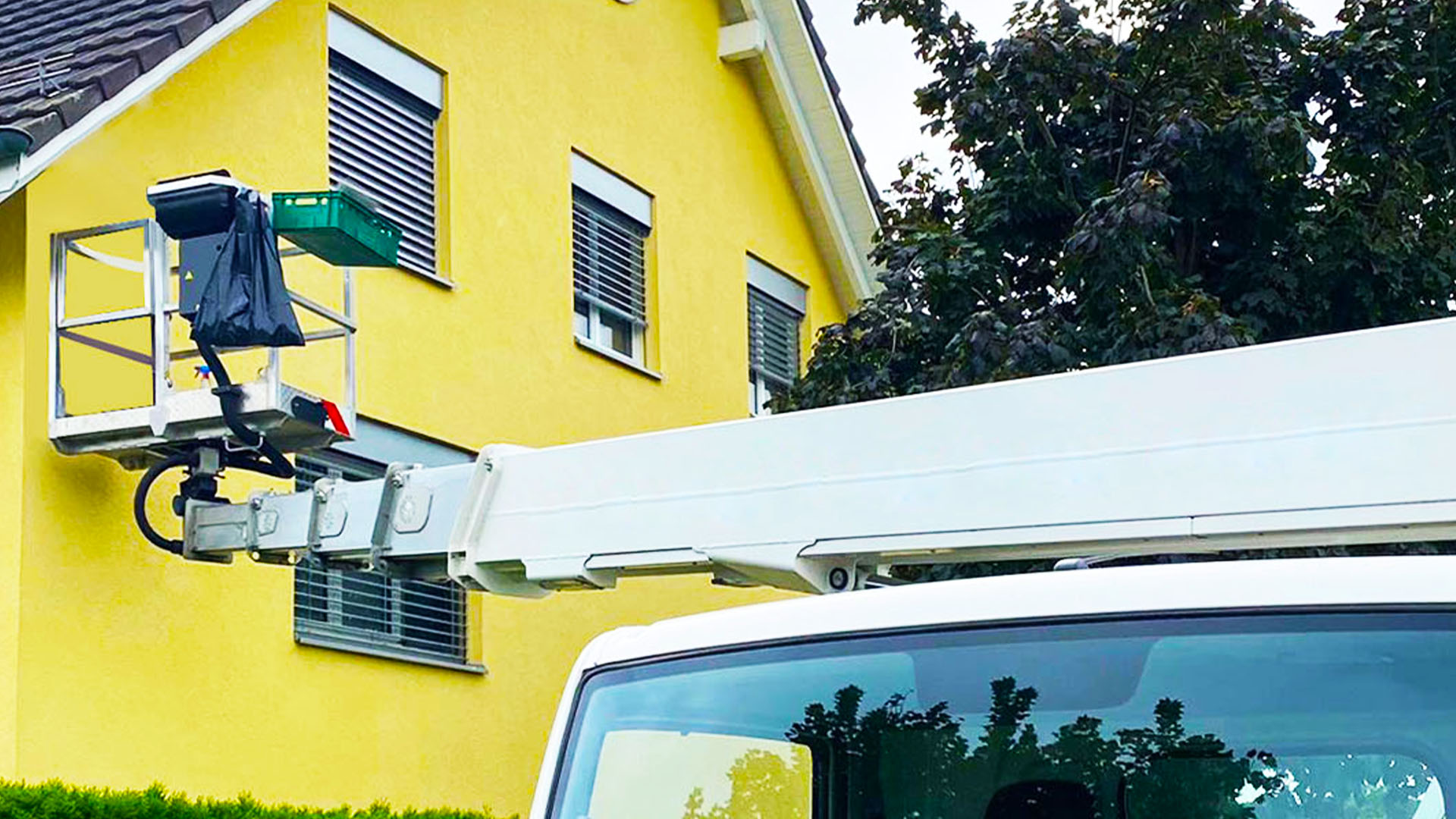 Wohnhaus mit Dachkante als typischer Einsatzbereich für die professionelle Taubenabwehr in Lachen