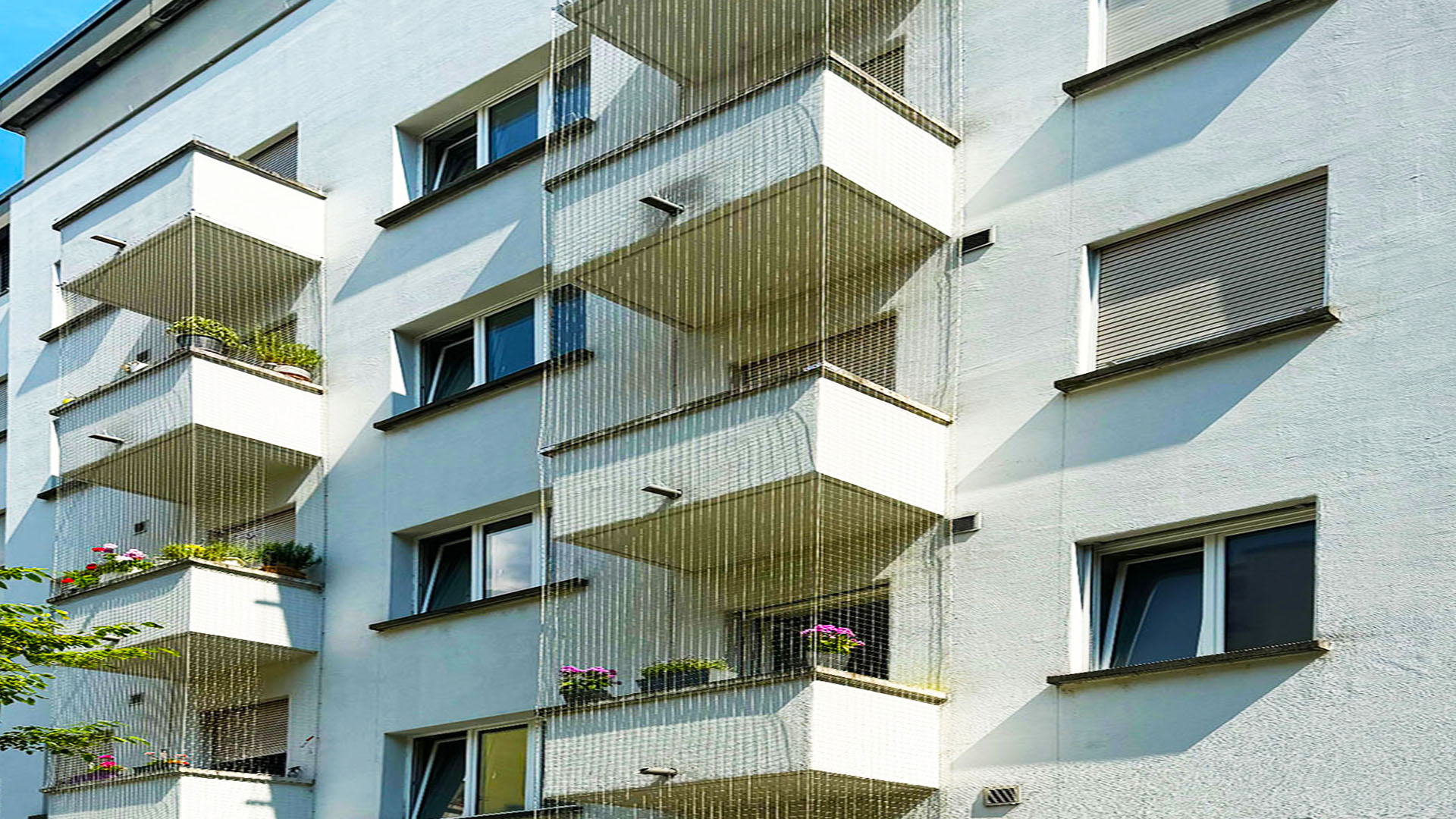 Mehrfamilienhaus mit Balkonen als typischer Einsatzbereich für die professionelle Taubenabwehr in Olten