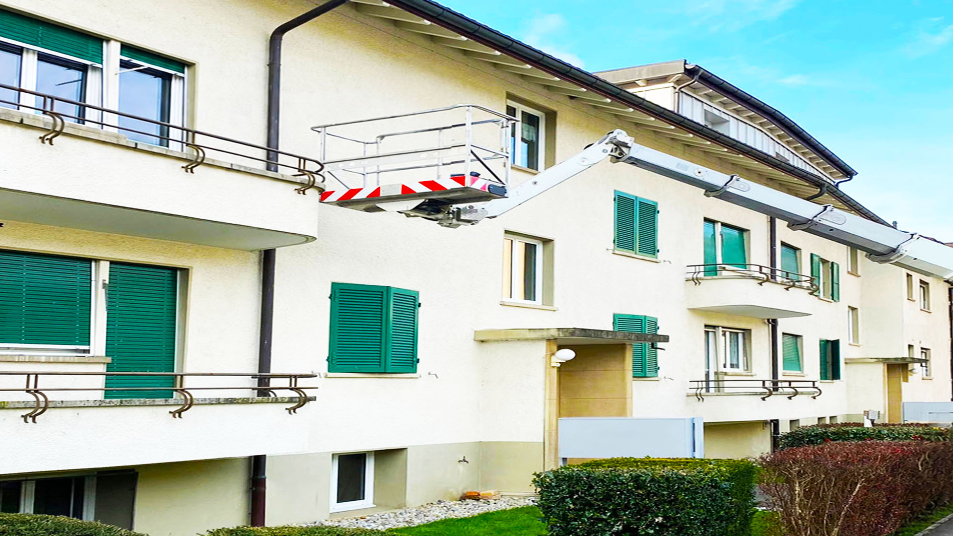 Mehrfamilienhaus mit Balkonen als typischer Einsatzbereich für die professionelle Taubenabwehr in Olten