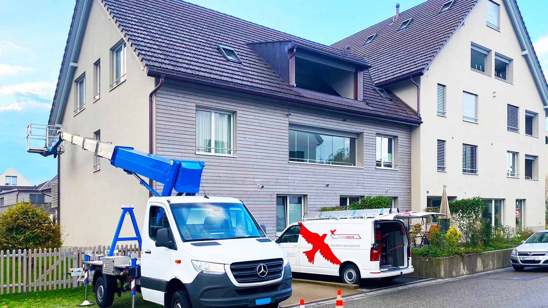 Mehrfamilienhaus mit Balkonen als typischer Einsatzbereich für die professionelle Taubenabwehr in Pfäffikon