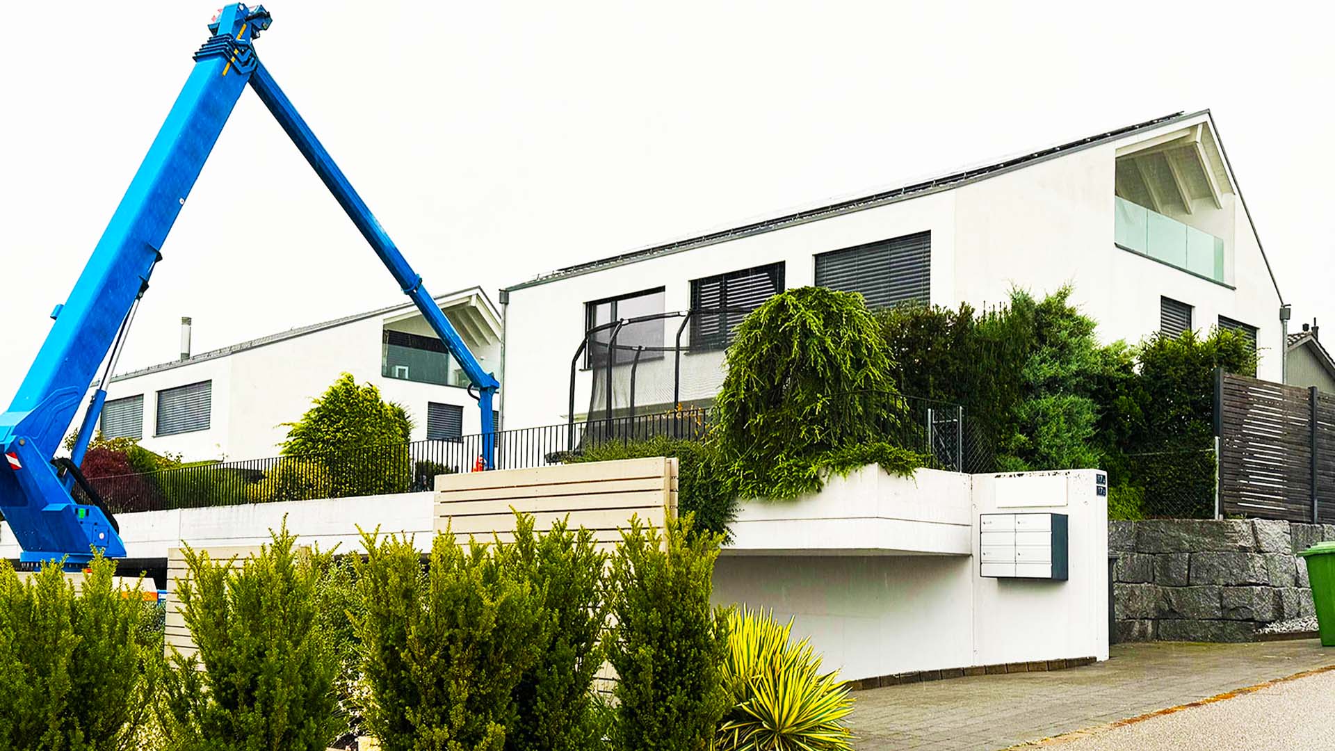 Mehrfamilienhaus mit Balkonen als typischer Einsatzbereich für die professionelle Taubenabwehr in Thurgau