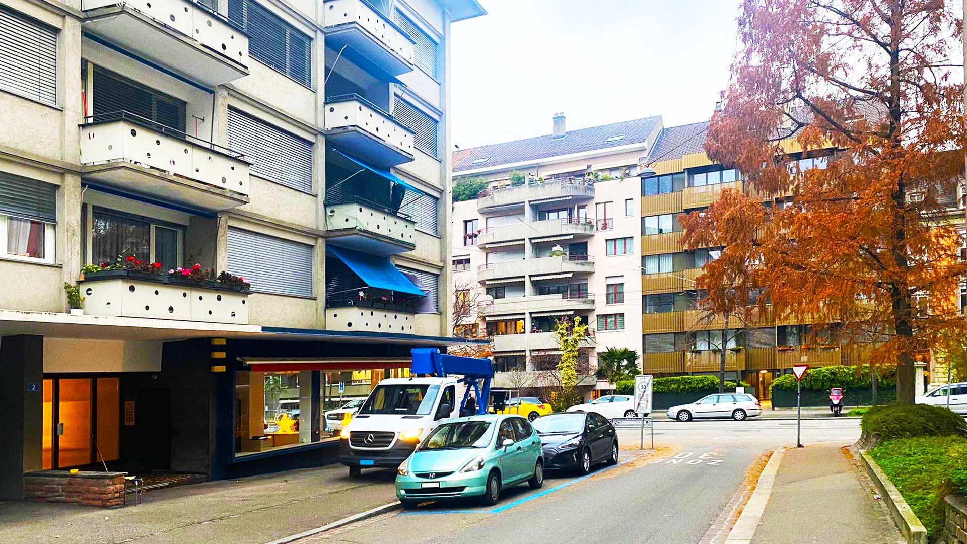 Mehrfamilienhaus mit Balkonen als typischer Einsatzbereich für die professionelle Taubenabwehr in Uster