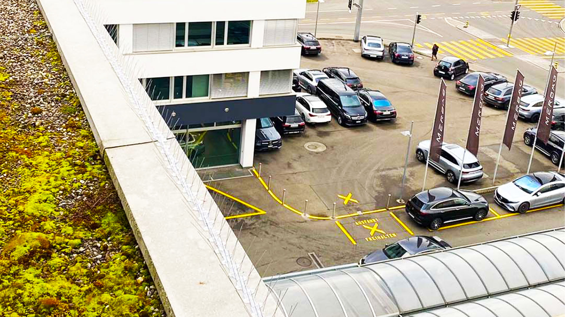 Montagearbeiten mit Hebebühne an Fassade und Dachkante für die professionelle Taubenabwehr in Winterthur