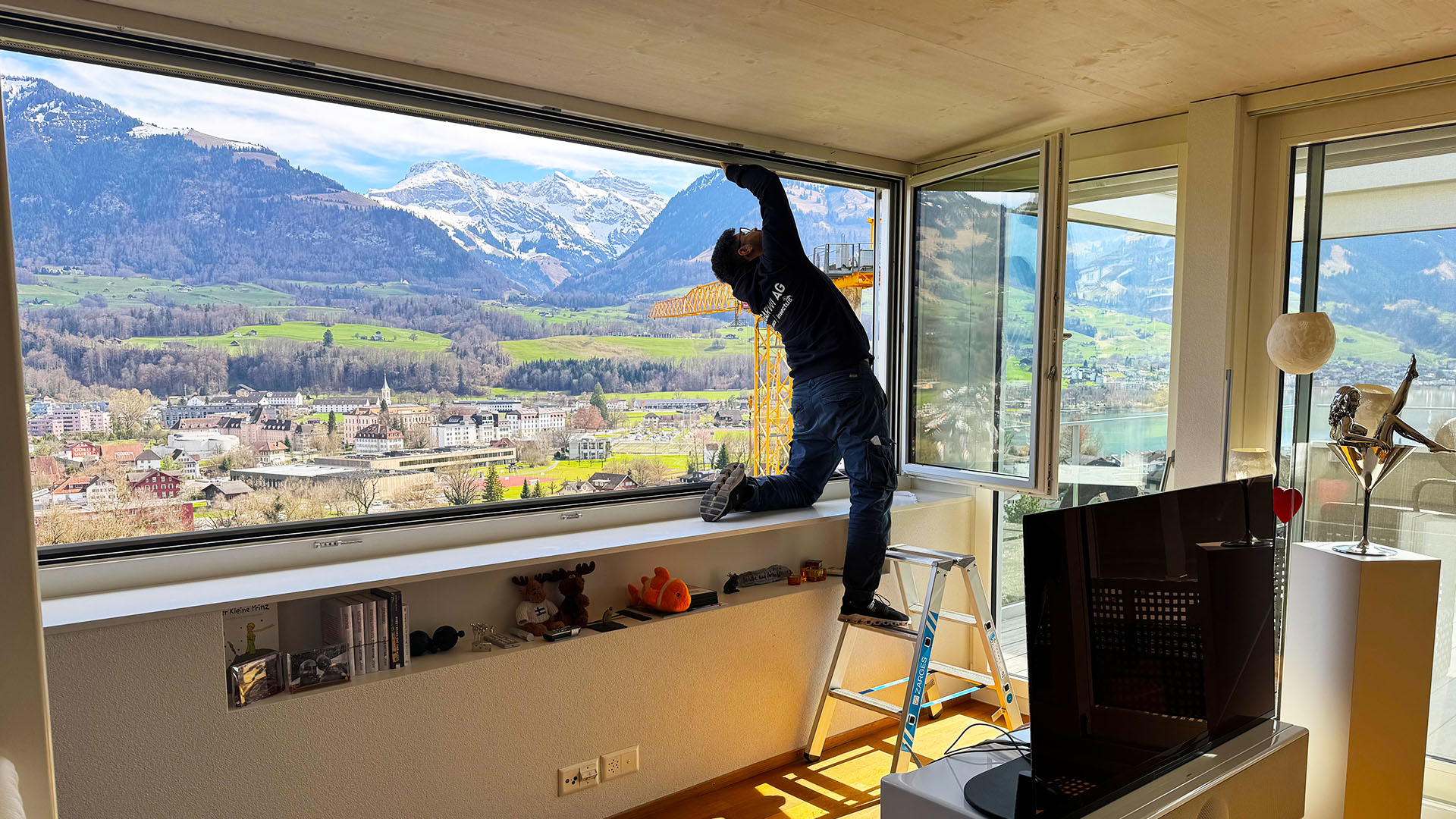 Montagearbeiten mit Hebebühne an Fassade und Dachkante für die professionelle Taubenabwehr in Wohlen