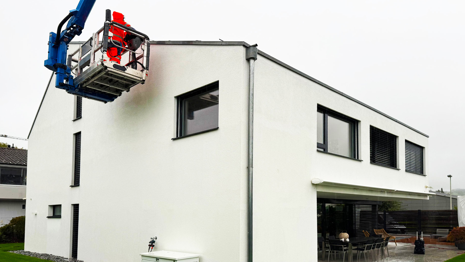Mehrfamilienhaus mit Balkonen als typischer Einsatzbereich für die professionelle Taubenabwehr in Zug