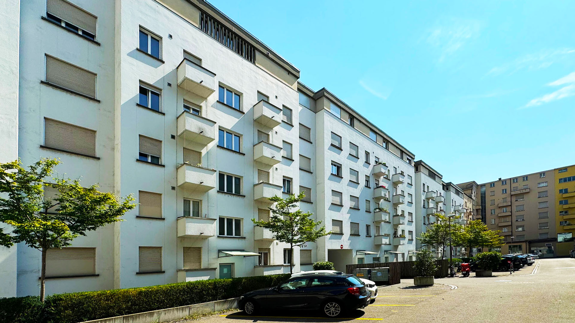 Mehrfamilienhaus mit Balkonen als typischer Einsatzbereich für die professionelle Taubenabwehr in Zug