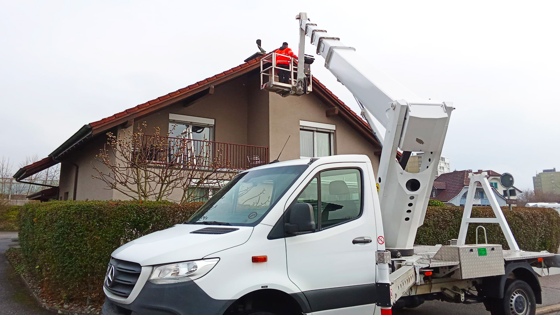 Wohnhaus mit Dachkante als typischer Einsatzbereich für die professionelle Vogelabwehr in Aarau