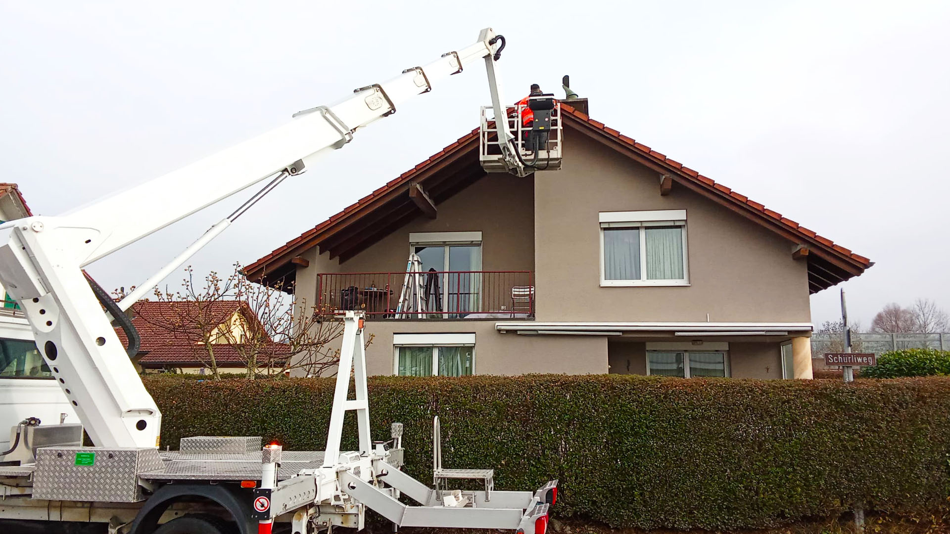 Wohnhaus mit Dachkante als typischer Einsatzbereich für die professionelle Vogelabwehr in Aarau