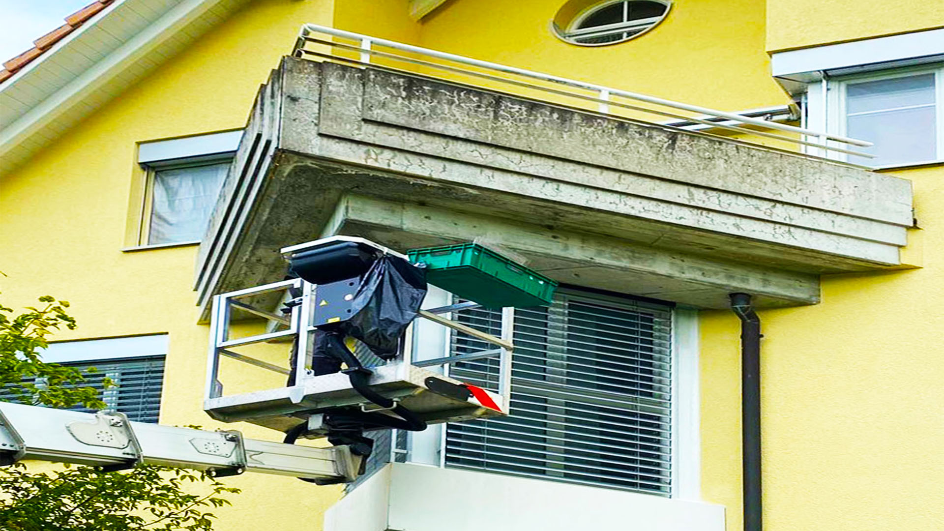 Arbeitsbühne bei Arbeiten an einem Fenster- und Storenkastenbereich für die Vogelabwehr in Arlesheim