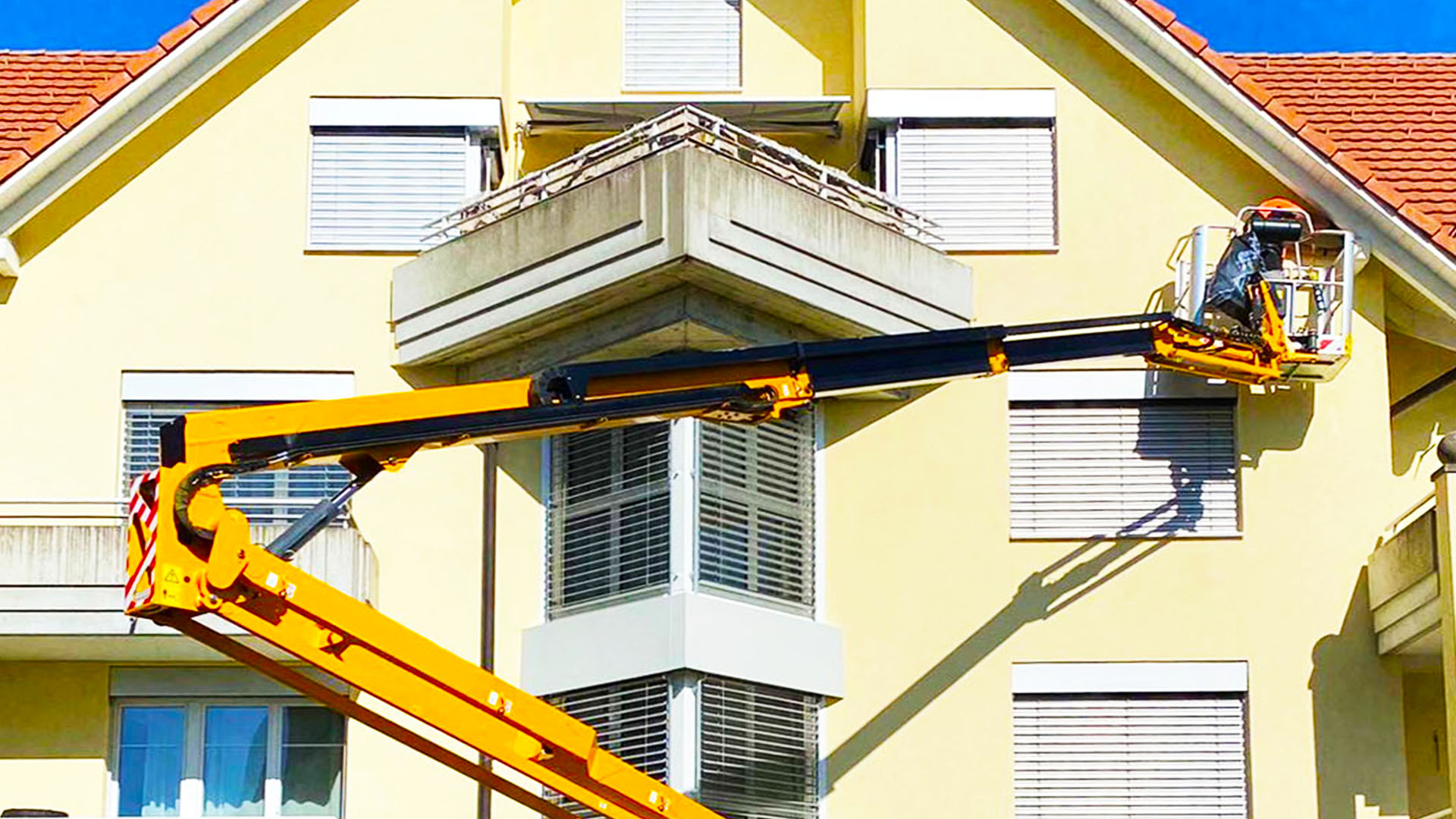 Wohnhaus mit Dachkante als typischer Einsatzbereich für die professionelle Vogelabwehr in Baar