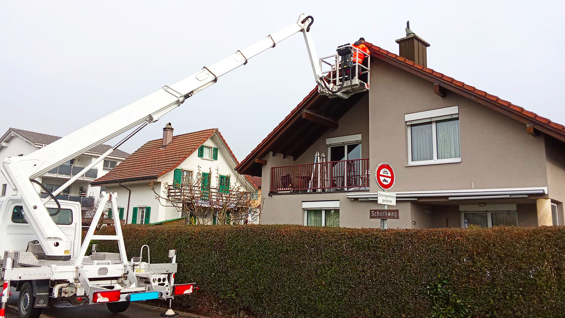 Wohnhaus mit Dachkante als typischer Einsatzbereich für die professionelle Vogelabwehr in Baden