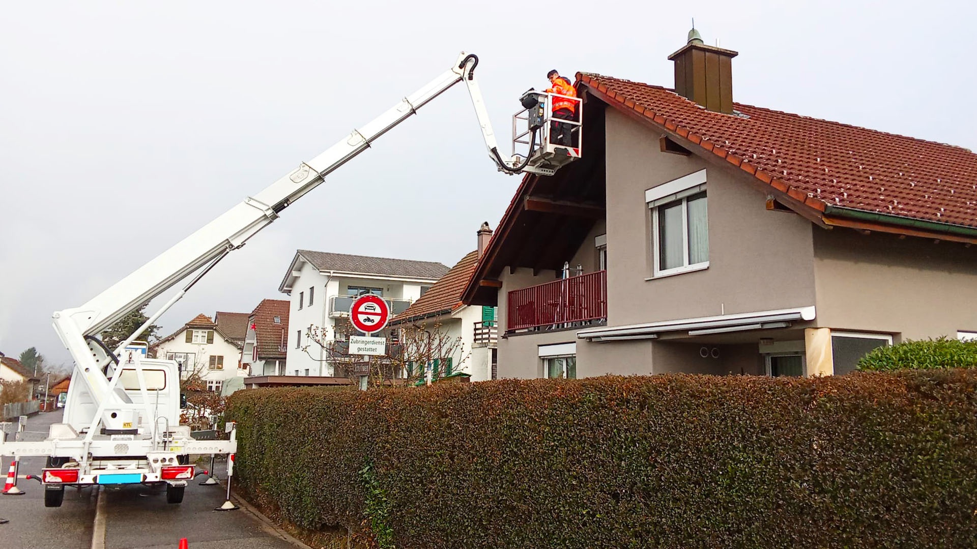 Wohnhaus mit Dachkante als typischer Einsatzbereich für die professionelle Vogelabwehr in Baden