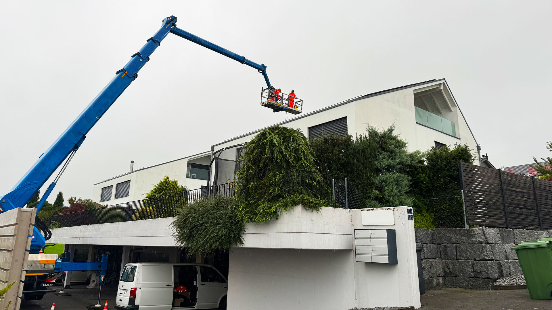 Wohnhaus mit Dachkante als typischer Einsatzbereich für die professionelle Vogelabwehr in Bern