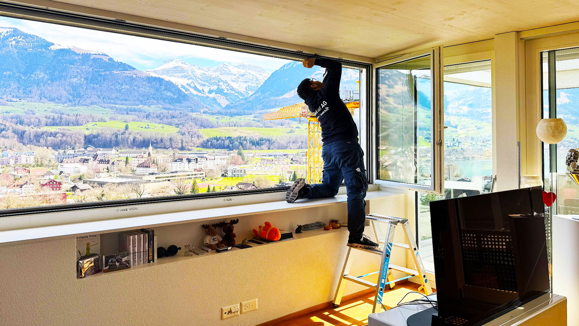 Mitarbeiter bei Arbeiten an einem Fenster- und Storenbereich für die professionelle Vogelabwehr in Binningen