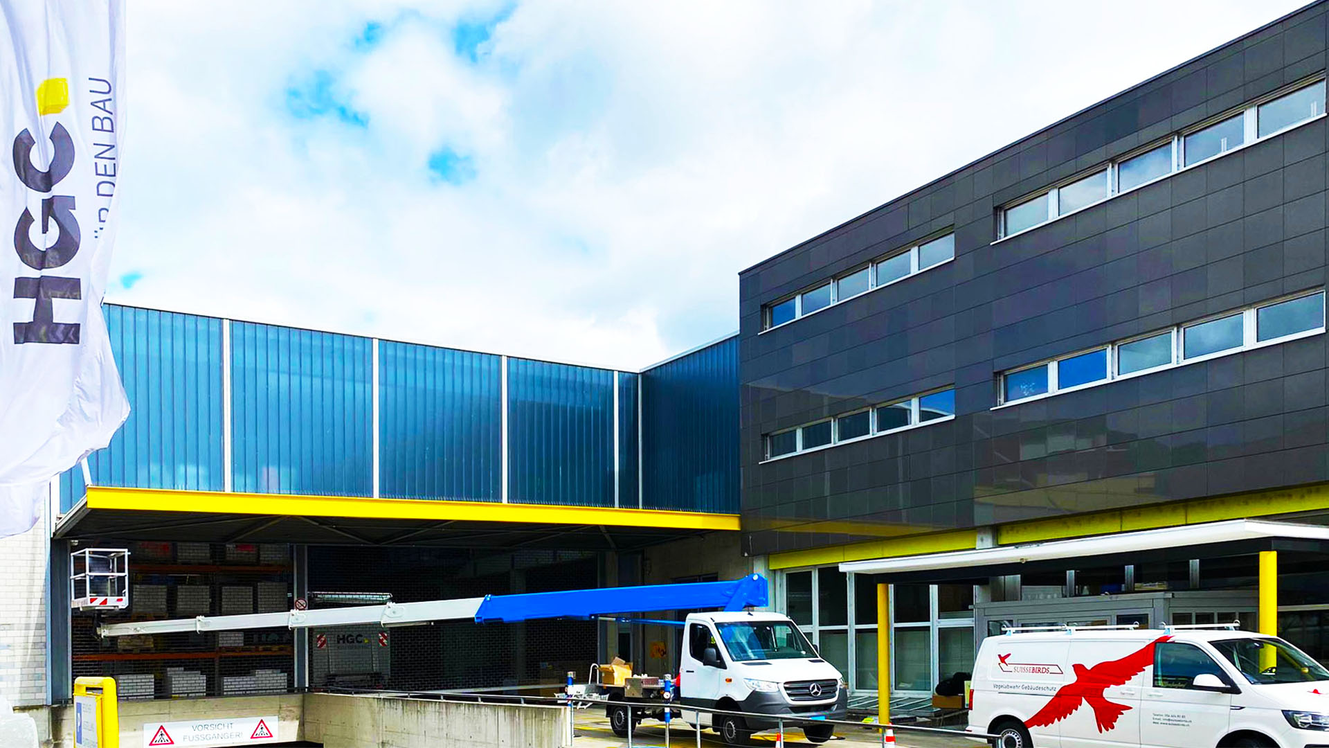 Gewerbegebäude oder Fassade als typischer Einsatzbereich für die professionelle Vogelabwehr in Dietikon
