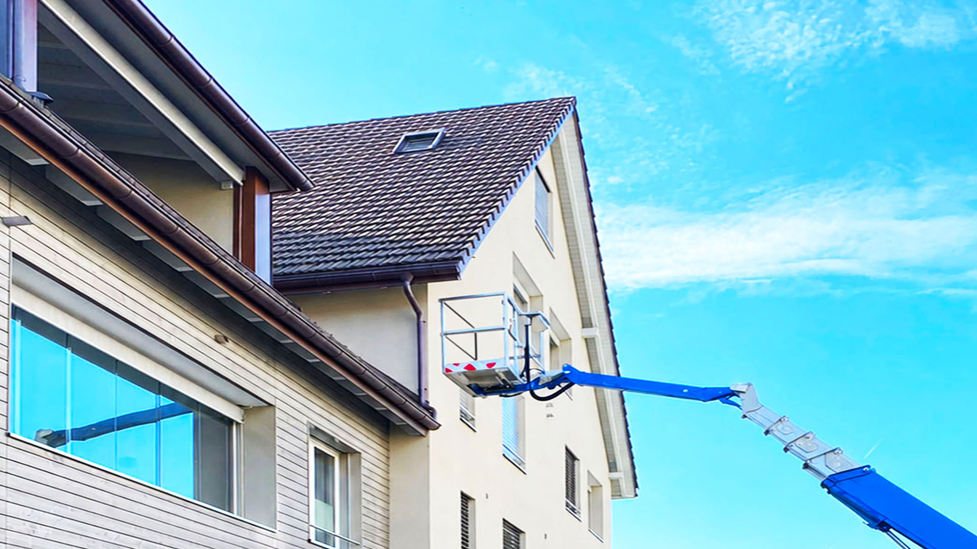 Mehrfamilienhaus mit Balkonen als typischer Einsatzbereich für die professionelle Vogelabwehr in Dietikon