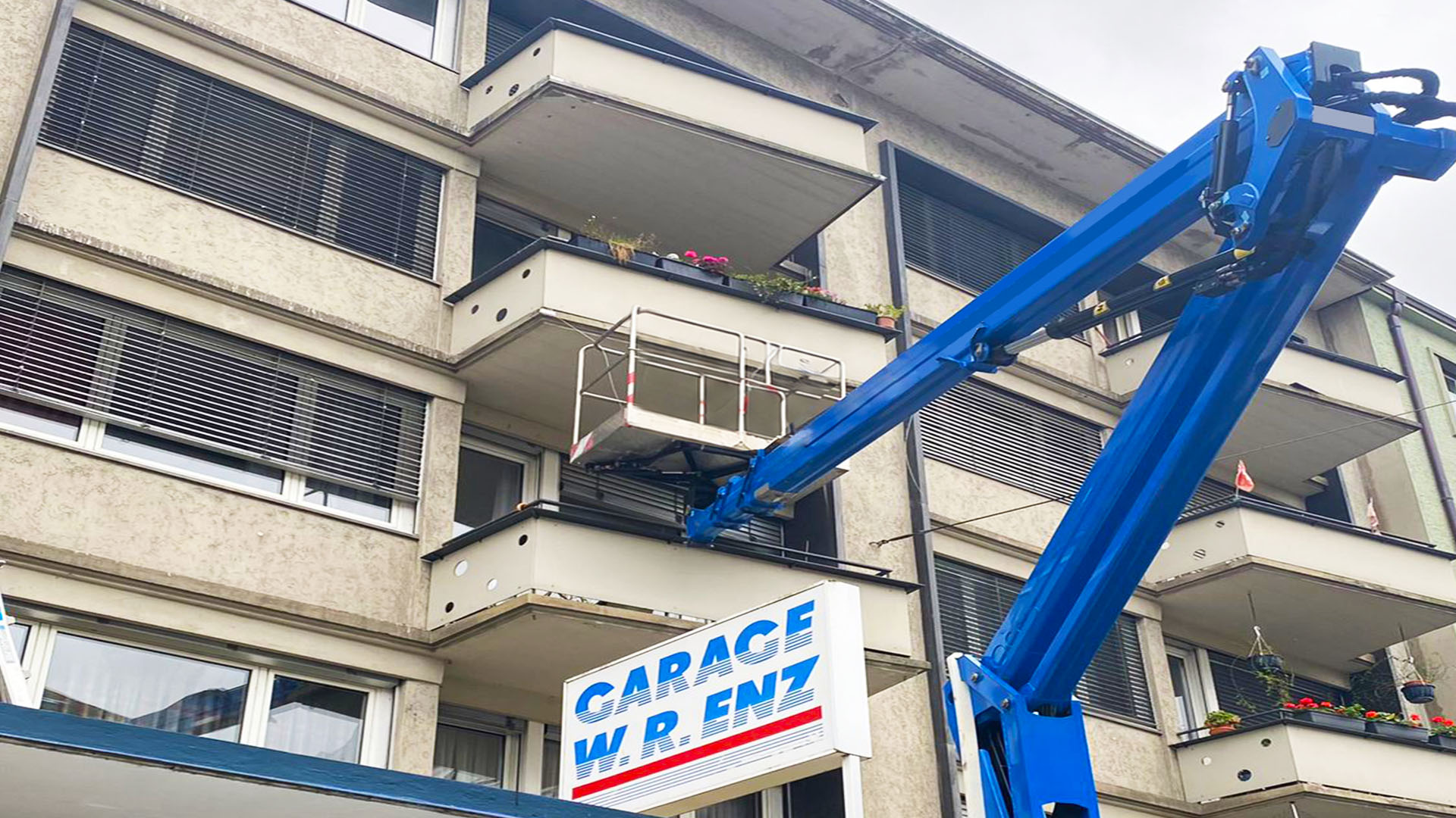 Mehrfamilienhaus mit Balkonen als typischer Einsatzbereich für die professionelle Vogelabwehr in Emmenbrücke