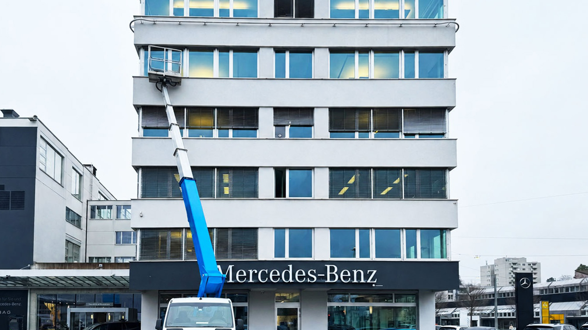 Mehrfamilienhaus mit Balkonen als typischer Einsatzbereich für die professionelle Vogelabwehr in Horgen