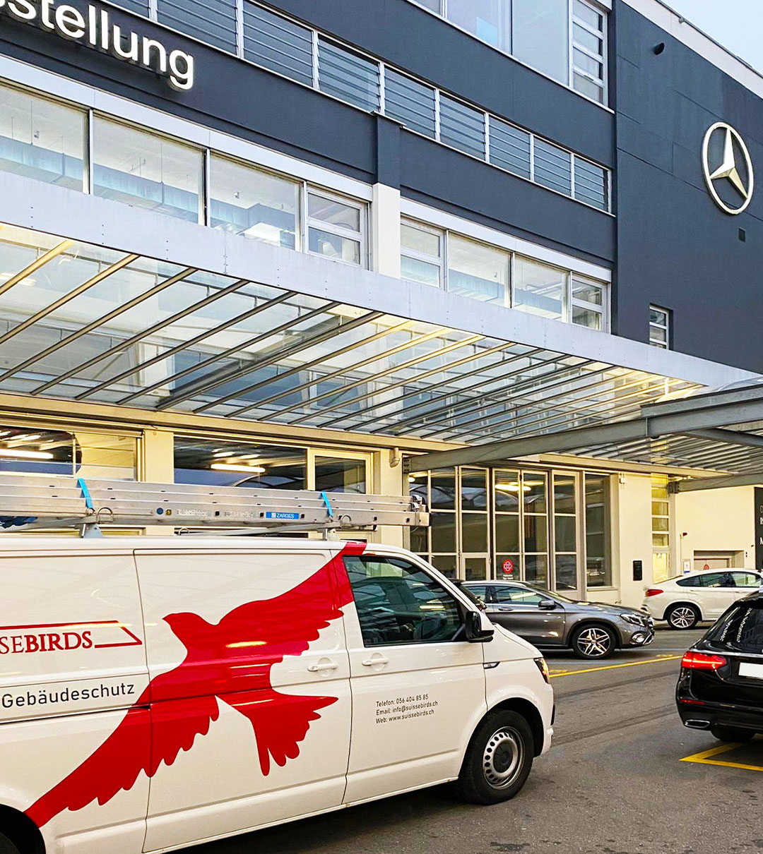 Suisse Birds Servicefahrzeug vor einem Gewerbegebäude