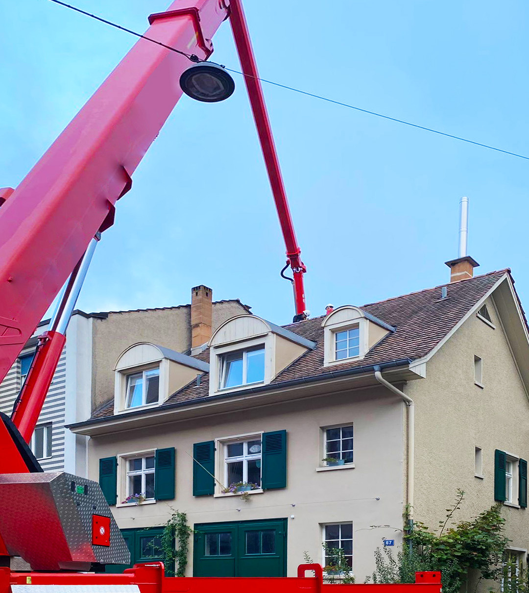 Kran- und Zugangstechnik vor mehrgeschossigen Wohngebäuden