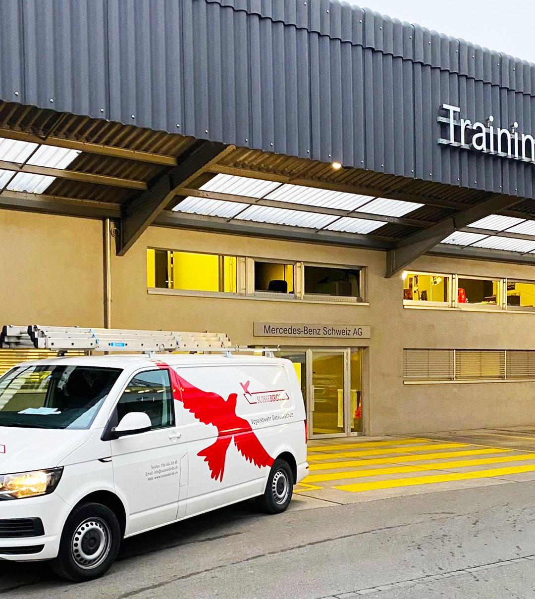 Suisse Birds Servicefahrzeug vor einem Gewerbegebäude