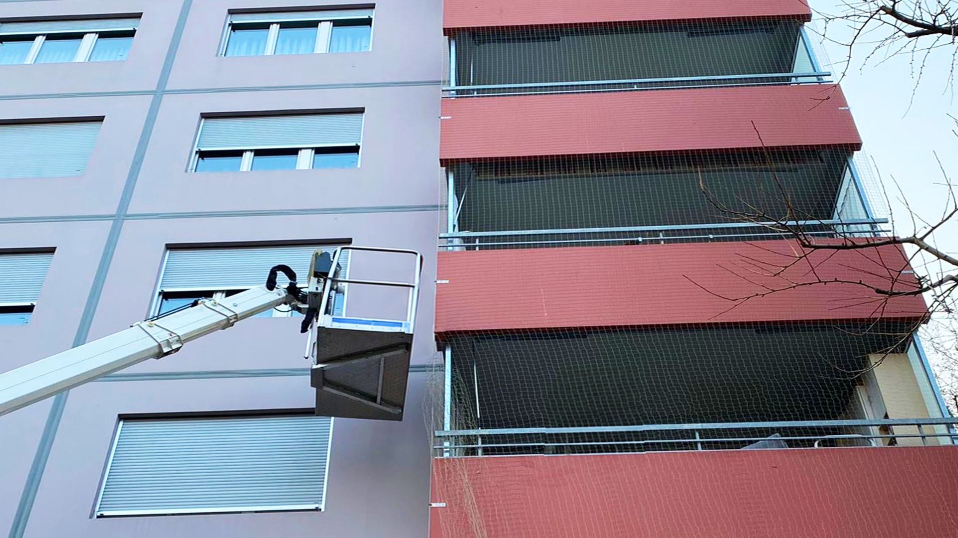 Mehrfamilienhaus mit Balkonen als typischer Einsatzbereich für die professionelle Vogelabwehr in Kriens