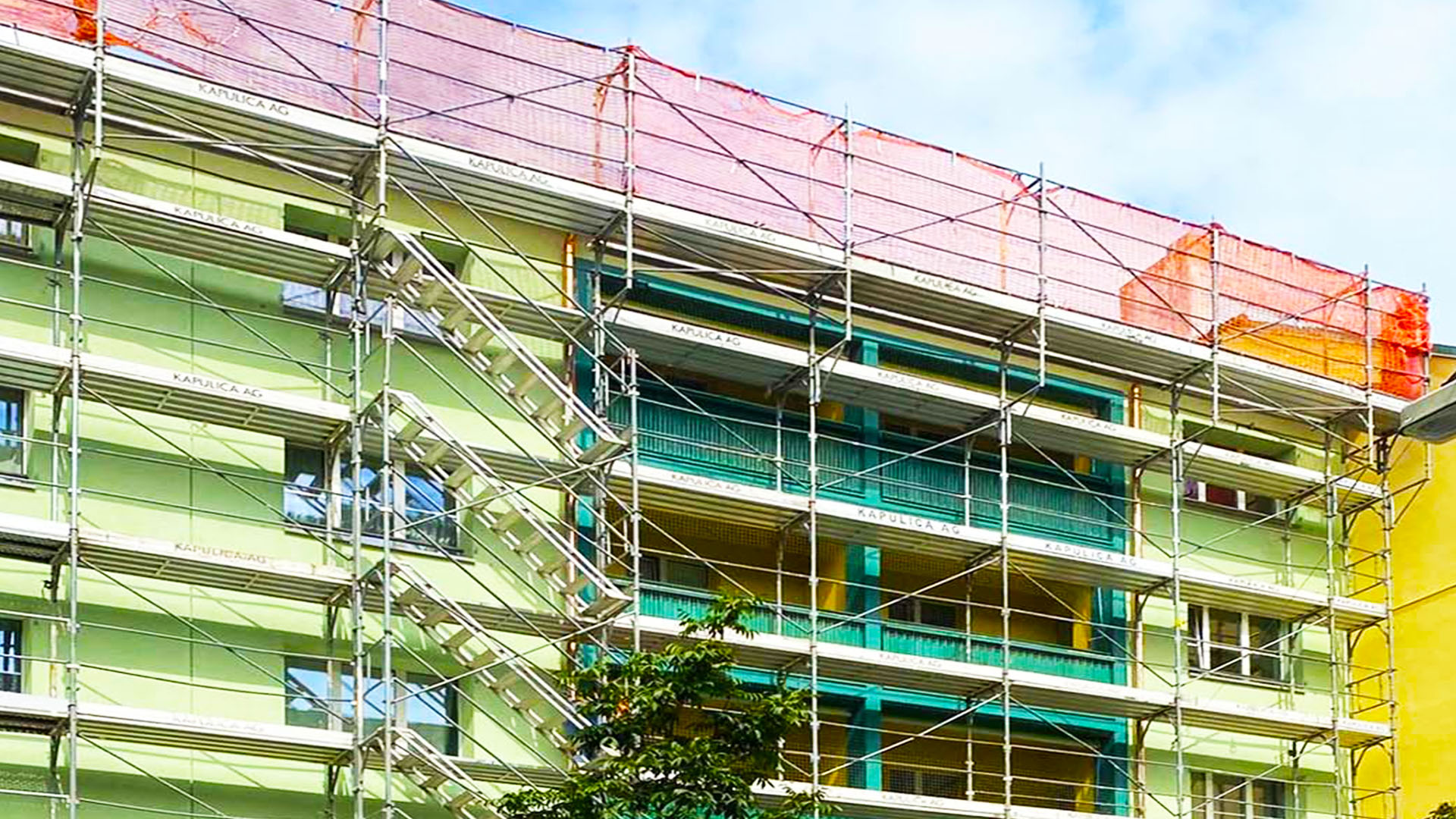 Montagearbeiten mit Hebebühne an Fassade und Dachkante für die professionelle Vogelabwehr in Lachen