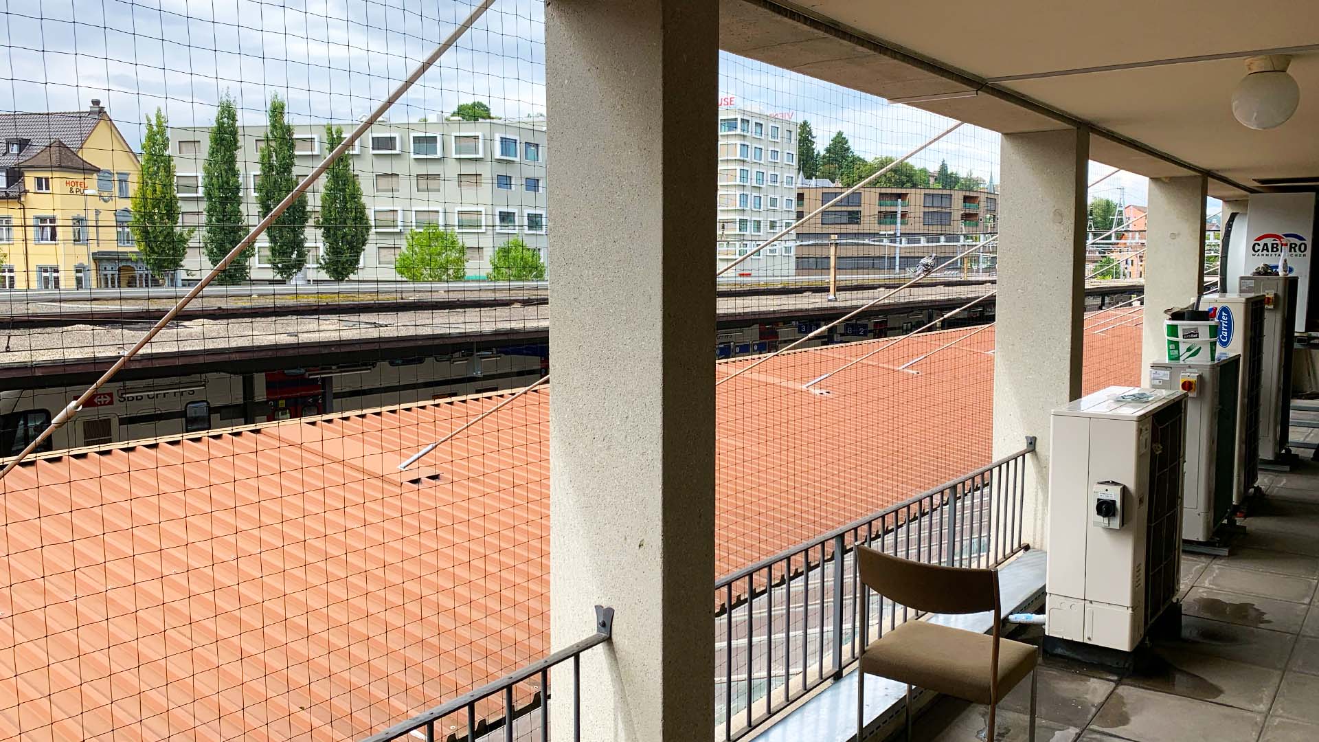 Mehrfamilienhaus mit Balkonen als typischer Einsatzbereich für die professionelle Vogelabwehr in Langenthal