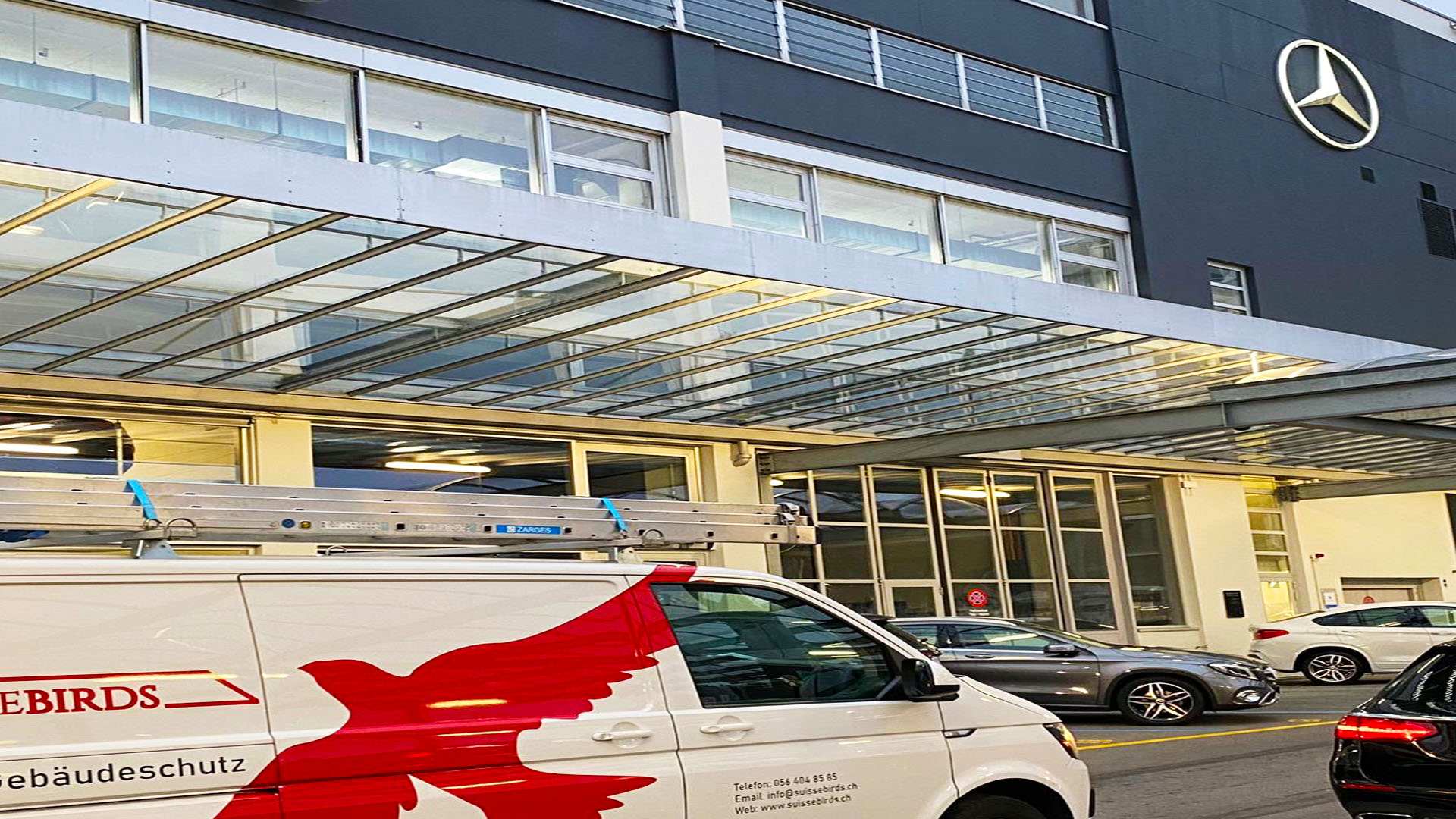 Servicefahrzeug vor einem Gebäude im Einsatz für die professionelle Vogelabwehr in Langenthal