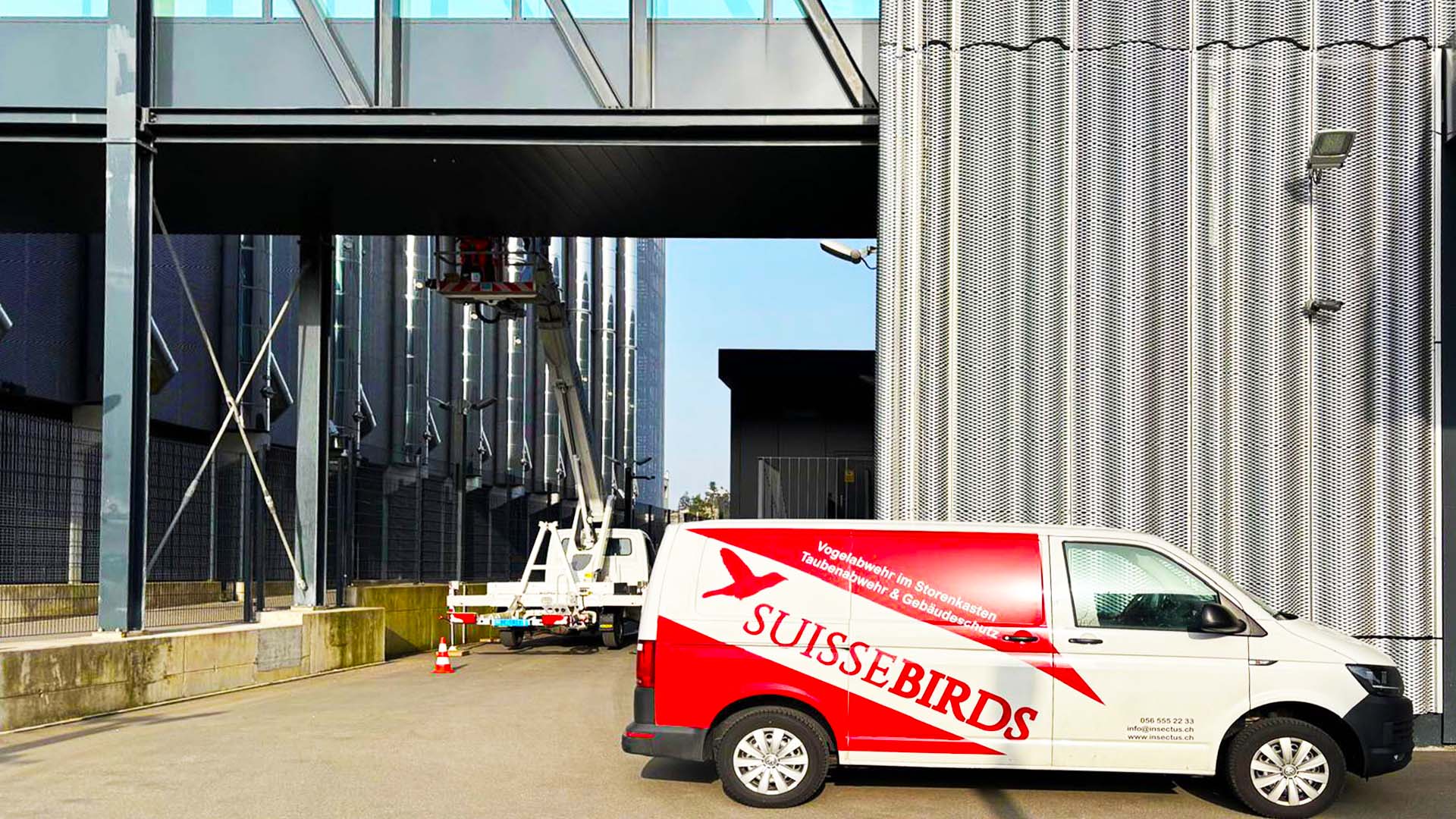 Servicefahrzeug vor einem Gebäude im Einsatz für die professionelle Vogelabwehr in Oberbuchsiten