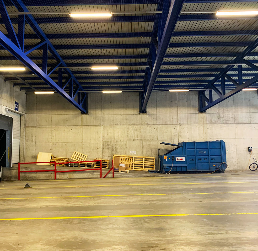 Industriehalle mit Stahlkonstruktion und grossen offenen Deckenflächen
