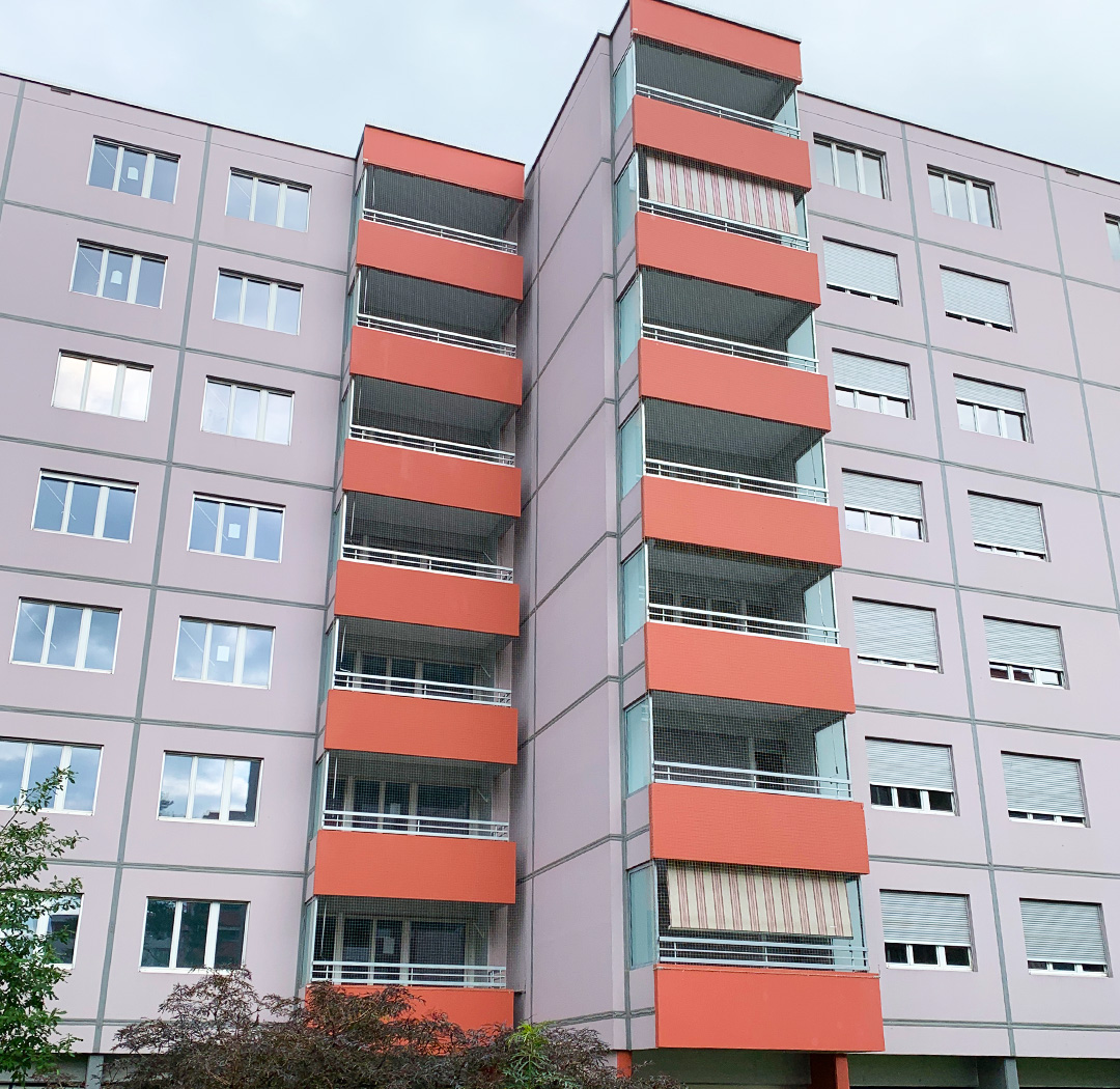 Grosses Wohngebäude mit Balkonreihen und exponierten Fassadenbereichen