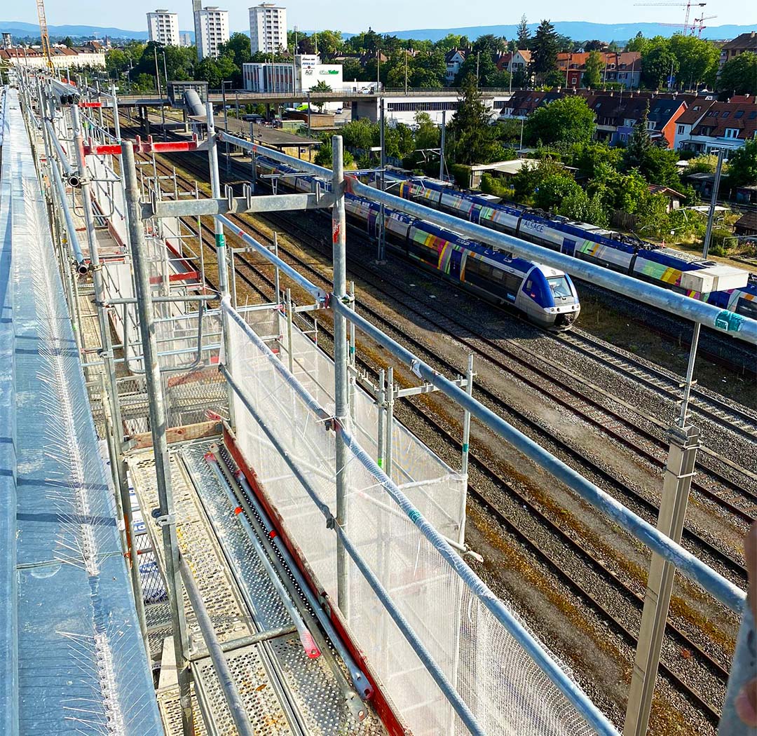 Grossflächiger Dach- und Anlagenbereich entlang einer Bahninfrastruktur