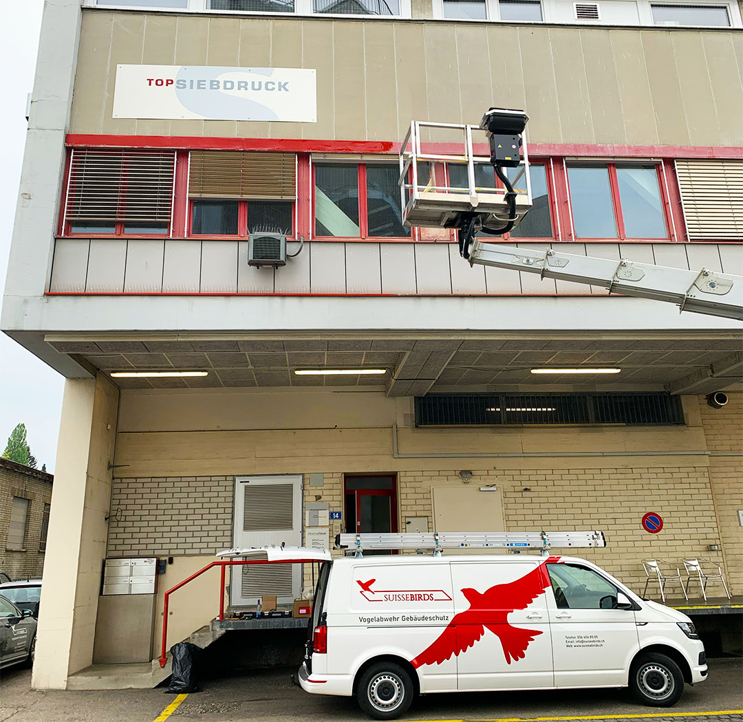 Suisse-Birds-Fahrzeug und Arbeitsbühne an einer gewerblichen Ladezone